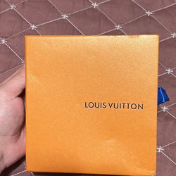 White Louis Vuitton belt fits sizes 30-40 (check description)
