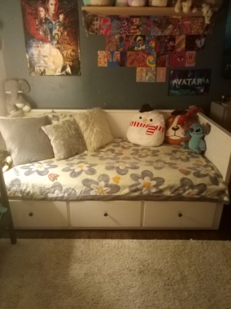 White Twin Trundle Daybed