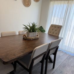 Dining Table & 4 Chairs 