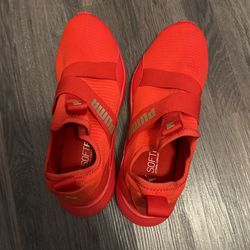 Red Pumas W9