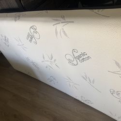 3-Layer Foam Twin Mattress – Organic Cotton Cover – Excellent Condition