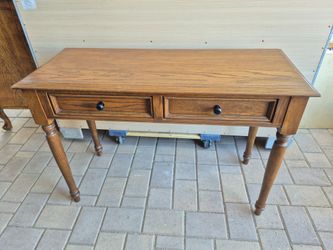 Vintage solid Wood// OAK  entry table, in very good condition