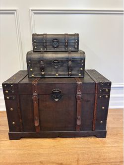 Set of three treasure chests