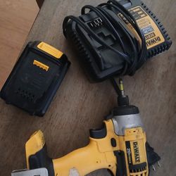 Dewalt  DRILL  BATERÍA Y CARGADOR 