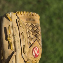 RAWLINGS "LEFTHANDED,," THROWER BASEBALL GLOVE. "FIRM PRICE" LOCATED IN GLENDORA