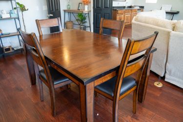 Table with 4 chairs