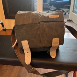 Caden Camera Messenger Bag