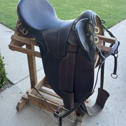 Stockman Bush Rider Horse Saddle without Horn, With Wooden Stand