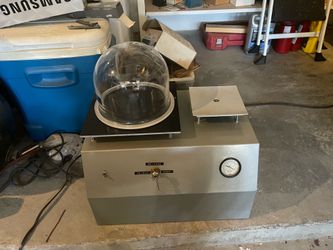 Vacuum casting table
