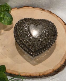 VINTAGE HEART TRINKET BOX