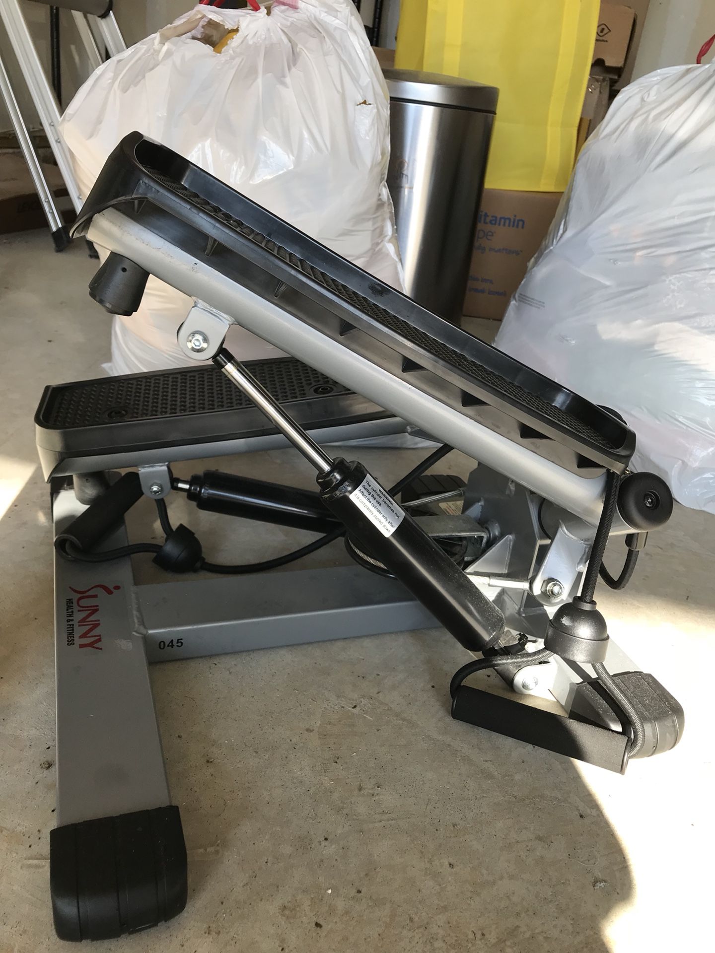 Step exercise machine with flex dumble rope