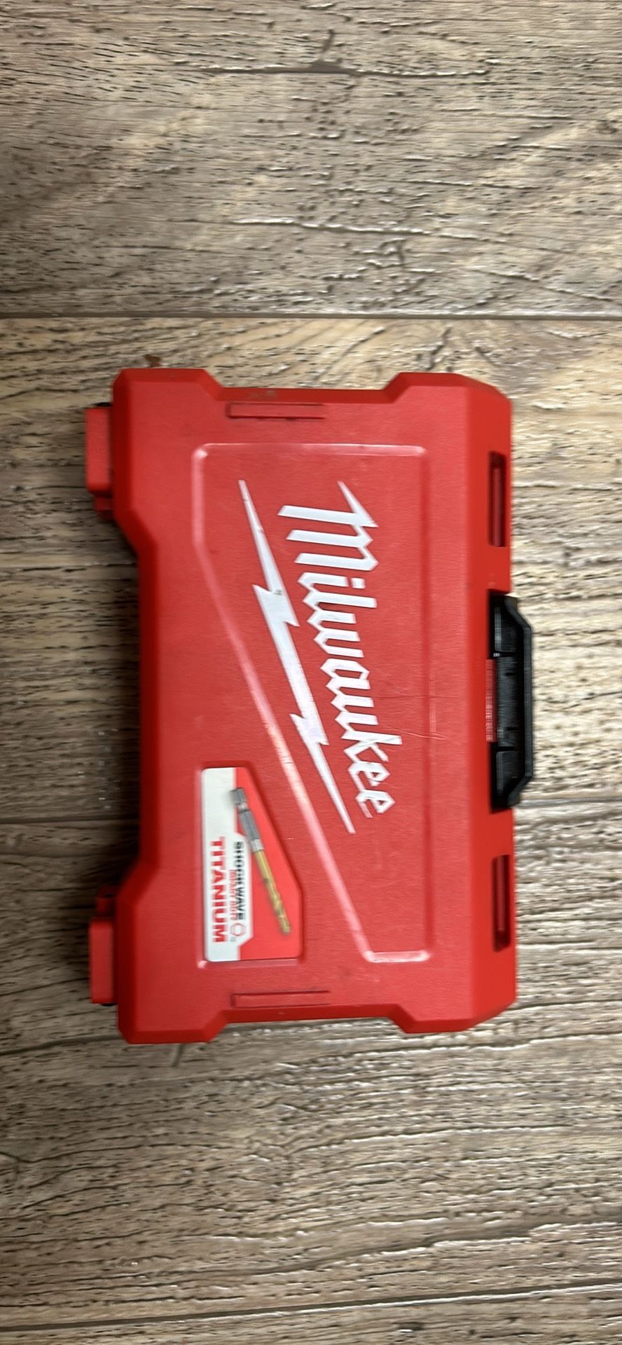 Milwaukee SHOCKWAVE Impact duty titanium drill bits with RED HELIX are engineered for impacts and drills. Designed with a Variable Helix