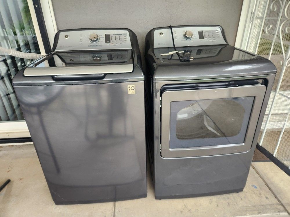 Front load Gas dryer with matching washer