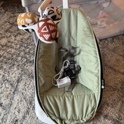 4moms MamaRoo Multi-Motion Baby Swing, Bluetooth Enabled with 5 Unique Motions