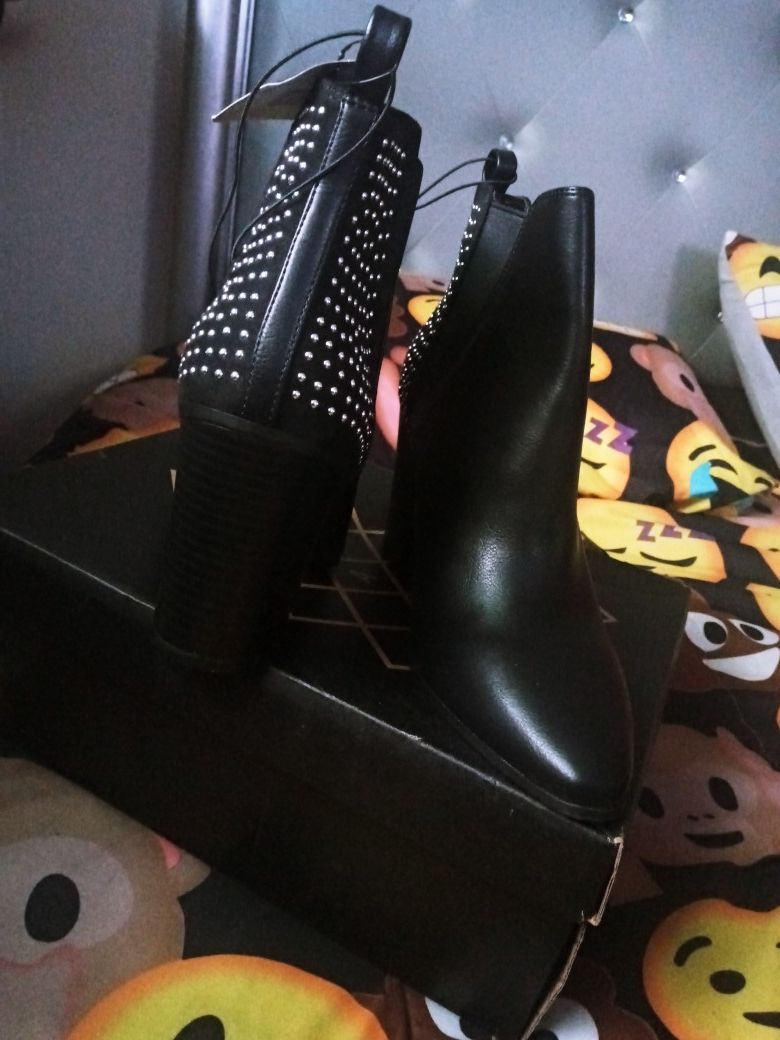 Ladies boots size 8 1/2. (Black)