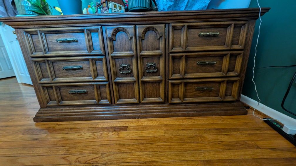 Dresser: Wood