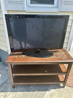 Samsung TV 43 Inch With Table