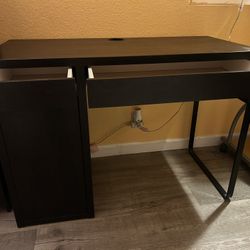 Black Desk