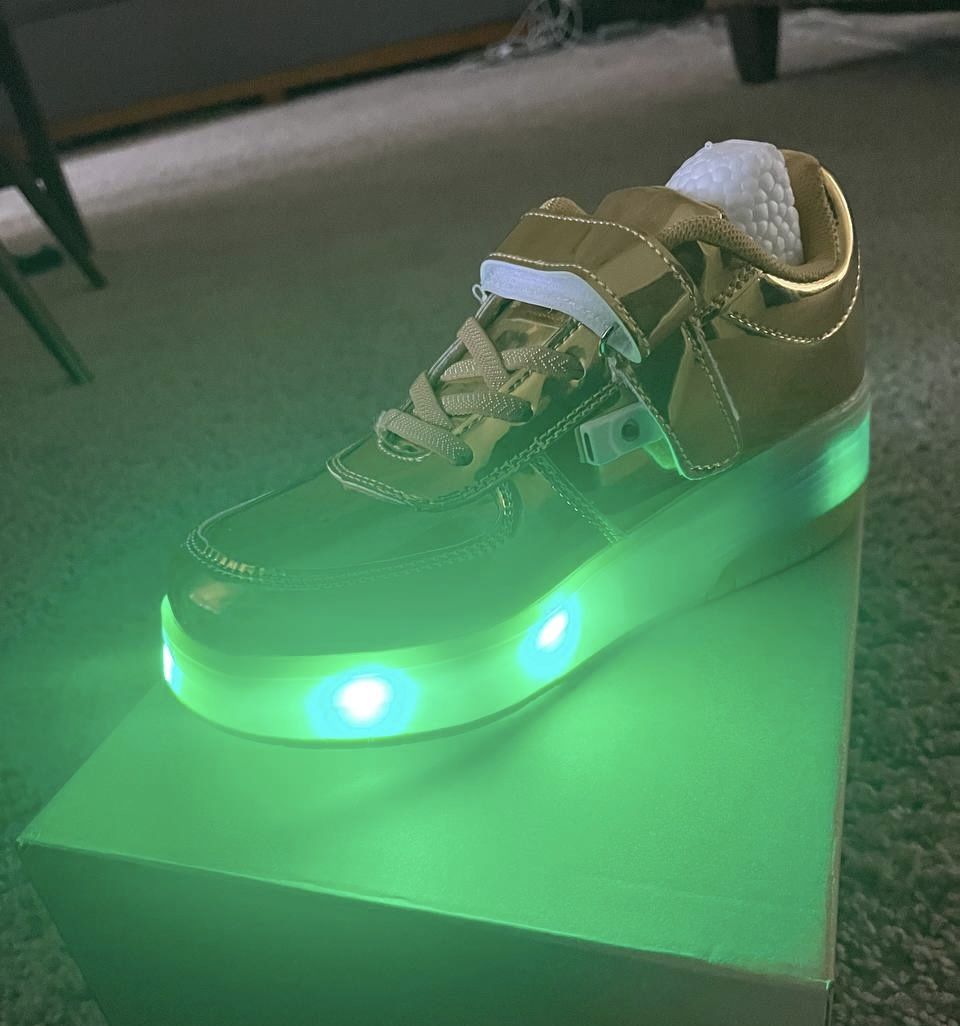 Kids Size 4 Light Up Skate Shoes
