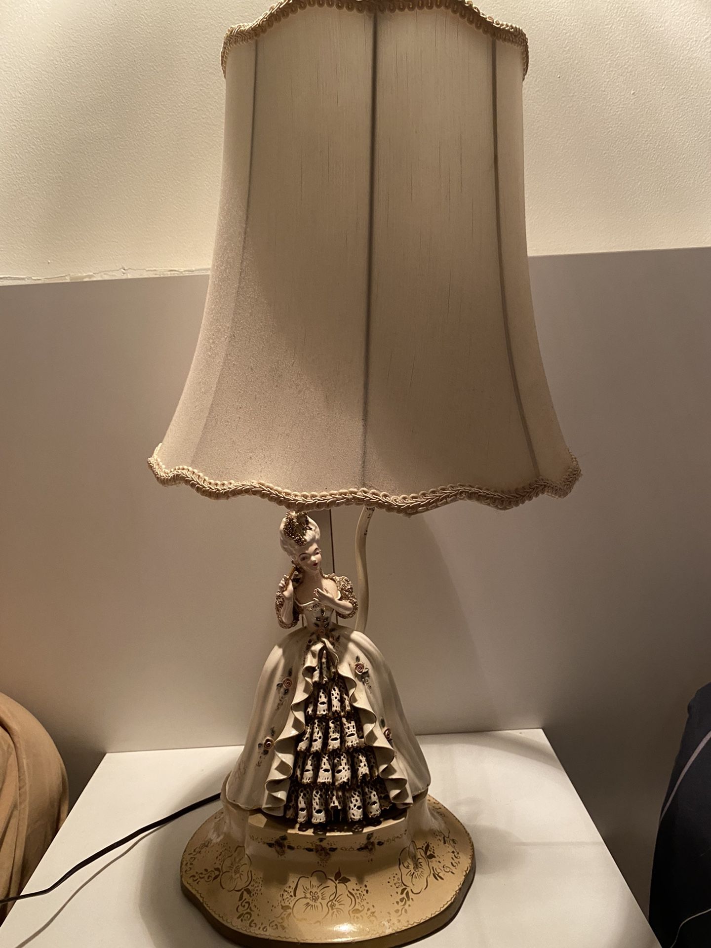 Antique Bedroom Porcelain Lamps Circa.1950 Collectibles & Art