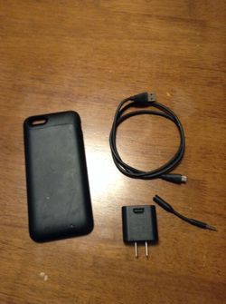 Este Es un cargador y case muy bueno ybonito para un iPhone 6 Plus