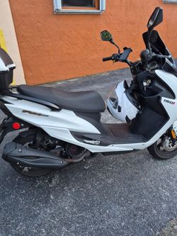 150i Motor Scooter Moped White