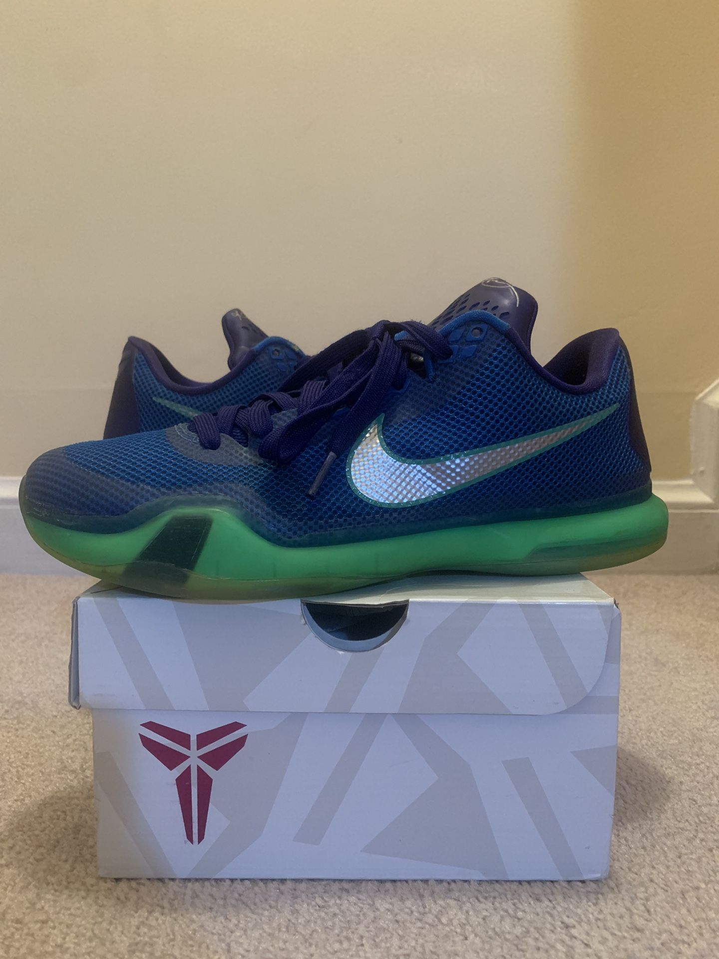 Nike Kobe X 10 "Emerald City"  SIZE 9.5