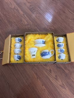 Classic Chinese Blue and White Porcelain Tea Set with Teapot and 8 Cups