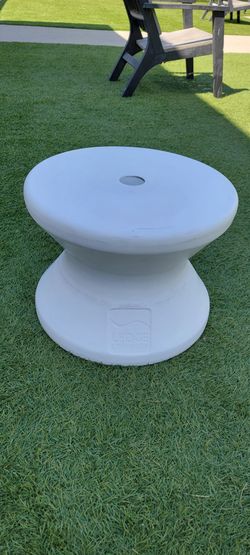 Ledge Lounger Outdoor Side Table with Umbrella Hole