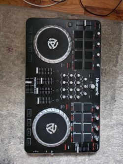 Numark Mixtrack Quad