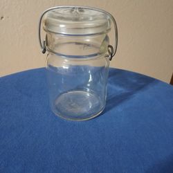 ANCHOR HOCKING PINT CANNING JAR WITH WIRE BALE AND GLASS LID,  CLEAR GLASS,  ANCHOR HOCKING SYMBOL ON THE BOTTOM OF JAR 