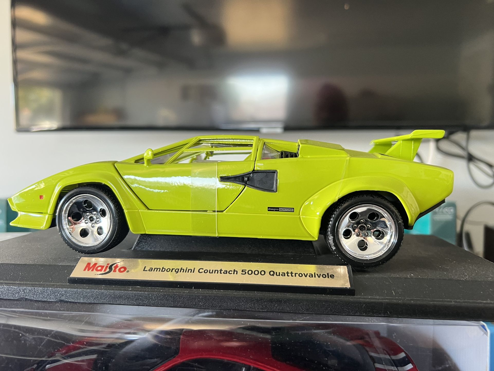 Lamborghini Countach Vintage New 1:18 Tor Car New