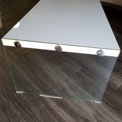 Coffee table  white color glass on the size really good conditions
