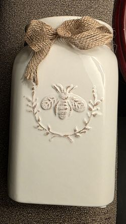 New ceramic bee white 7x4 vase