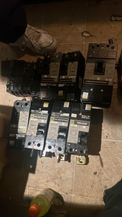 Circuit breaker D