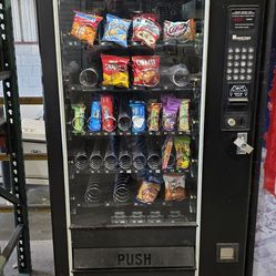 Snack vending machine