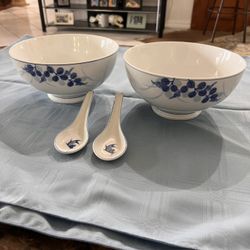 2 Beautiful Porcelain Bowls with 2 Matching Spoons 