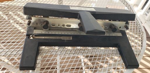 office 3 hole punch ACCO model 440 lots of adjustable sizea 10/19/26 yakima