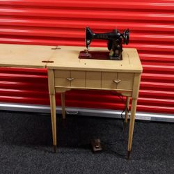 Vintage Singer Model 99 Portable Sewing Machine.