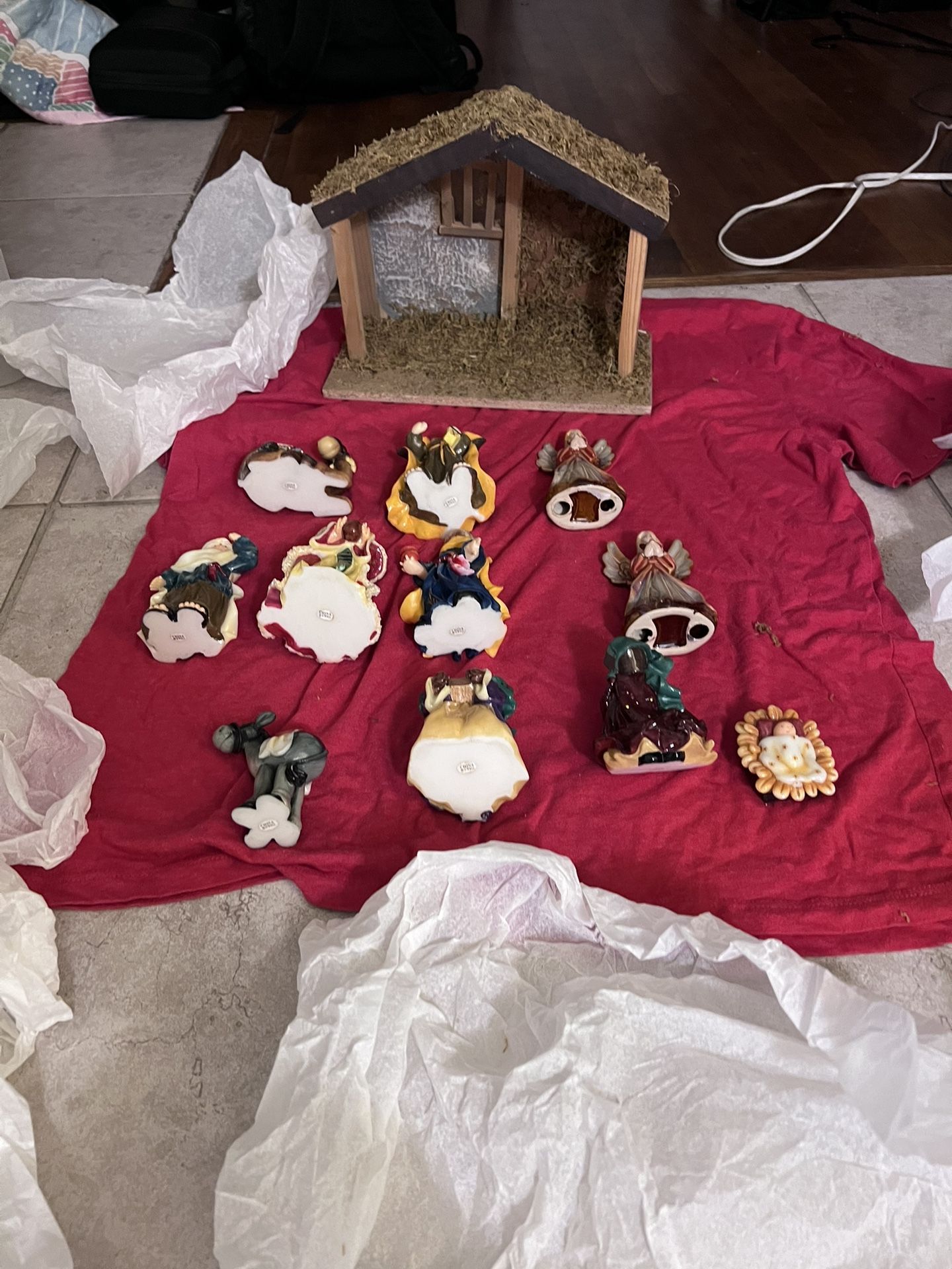 O’Well Nativity Pieces With Manger.