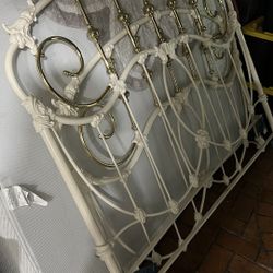 Elliot’s Vintage Ornate Queen Size Bed