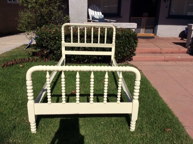 Vintage Jenny Lind Spindle Bed Twin