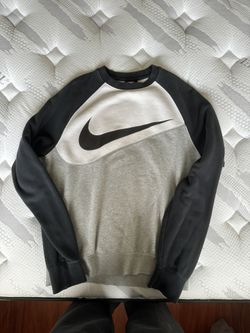 medium nike sweatshirt