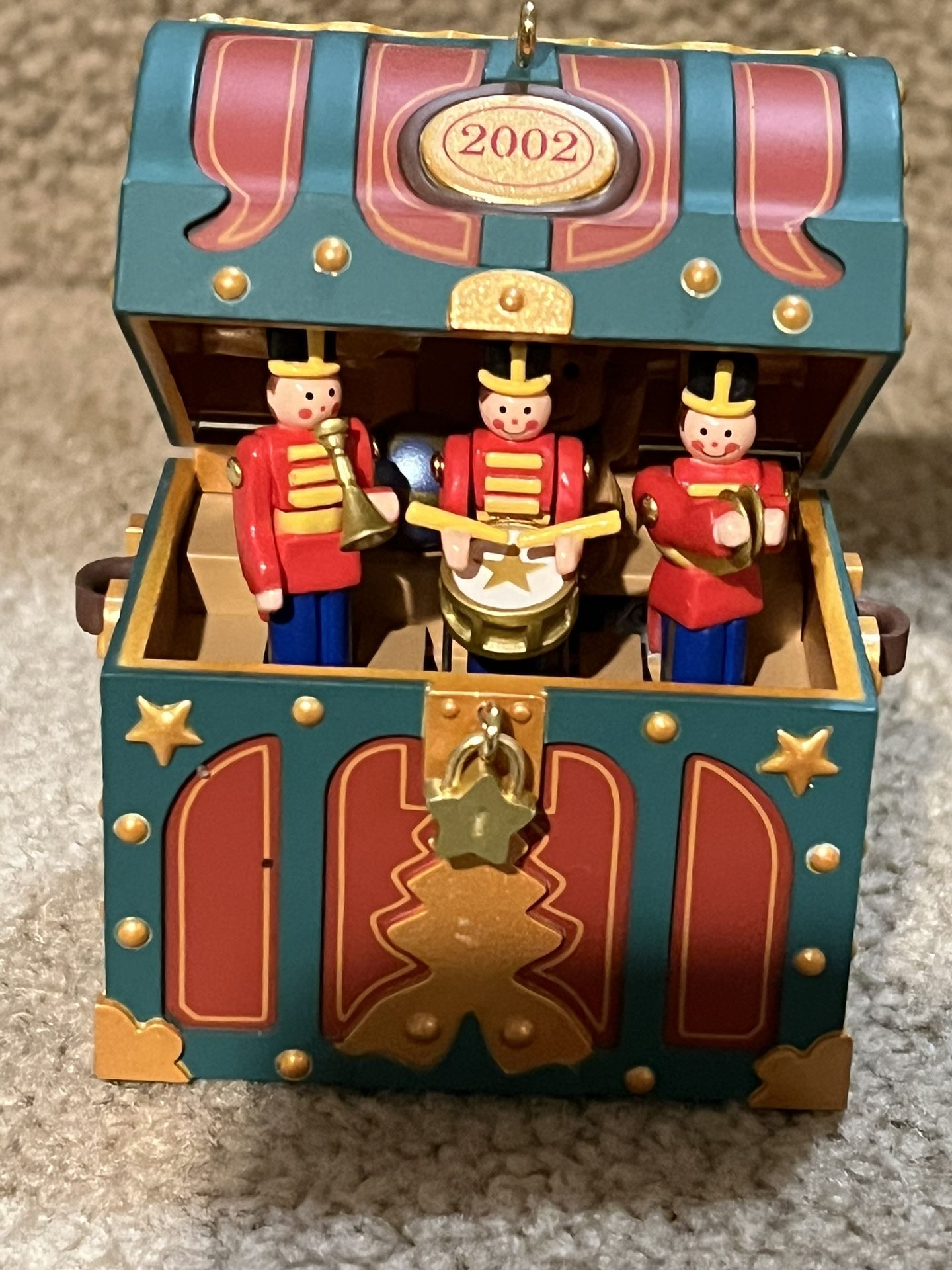 Hallmark Keepsake Merry Music Makers Toy Chest Ornament Wind Up Sound Motion