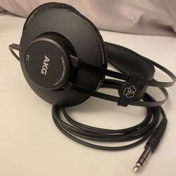 AKG K52