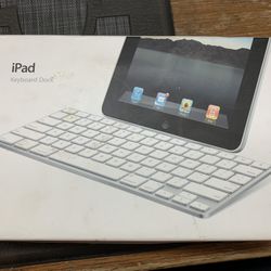Early Model iPad Base With Keyboard   Like New 