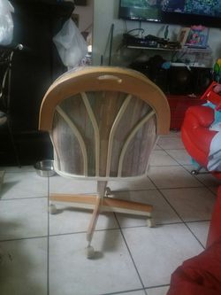 VENDO 4 SILLAS LAS CUATROS EN BUEN ESTADO $100