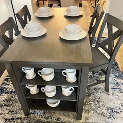 Kitchen island. With four chairs. In excellent condition.
