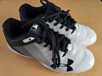 Under Armour Leadoff Low Sz 2Y RM JR Baseball Shoe, 1297316-011, White/Black.