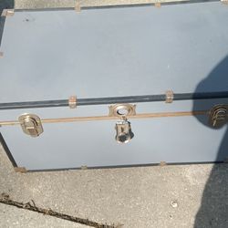 30 In Seward Storage Trunk With Wheels And Lock And Key